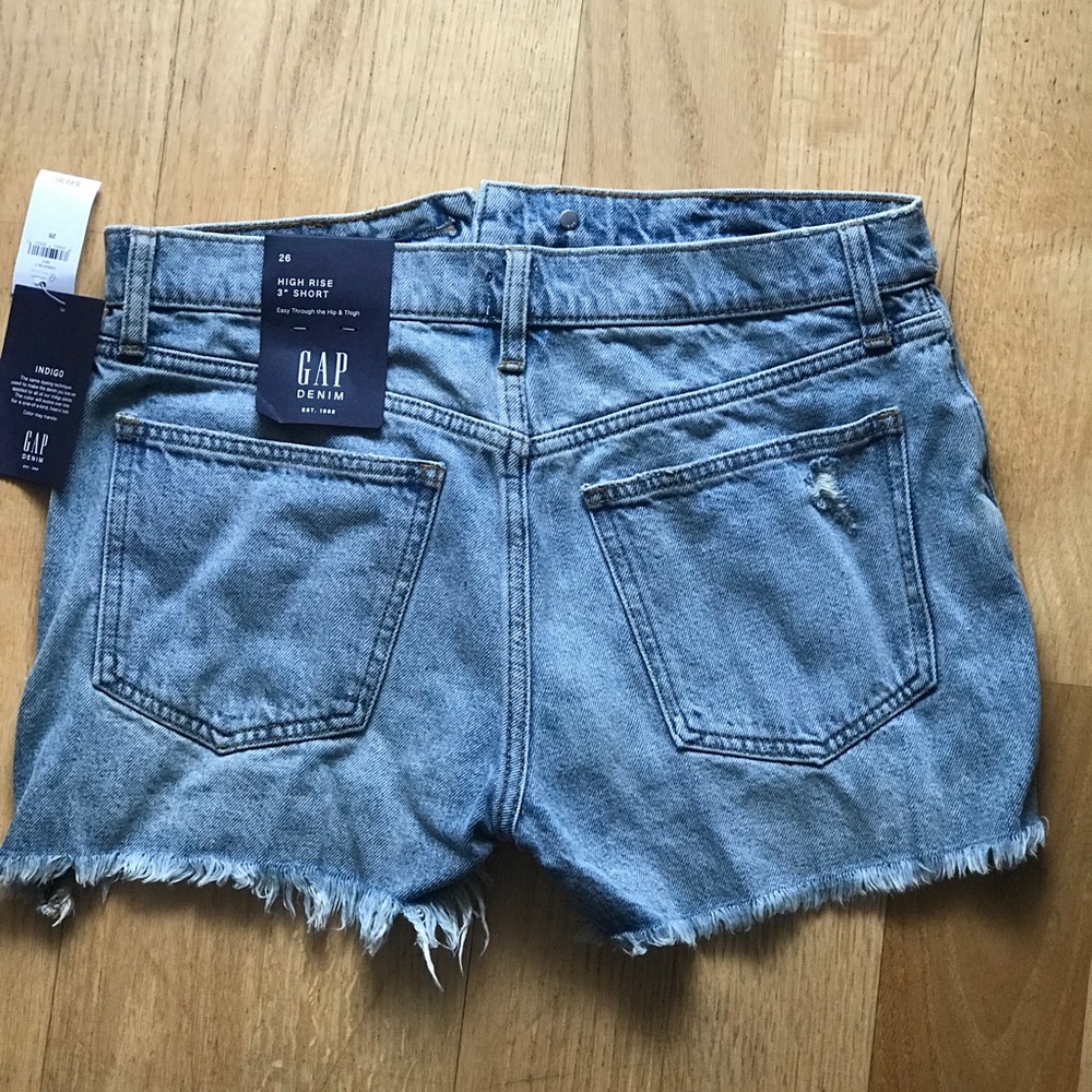GAP high rise 3” button up short